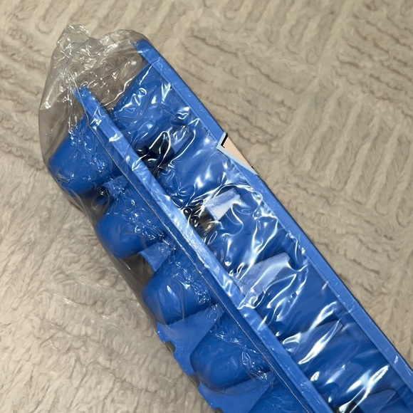 Rubbermaid ice cube trays, blue, 2 trays New in sealed packaging - Picture 13 of 13